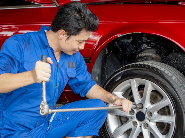 Auto mechanic training can give you the skills you need to help prevent wheel separation