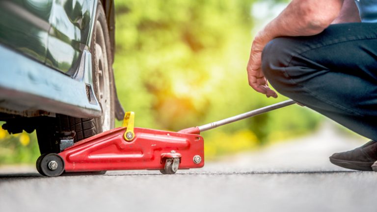 automotive-school-how-to-put-on-a-spare-tire-the-right-way